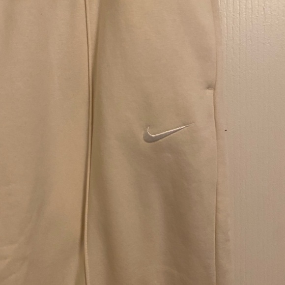 Nike Loose Fit Pants - Picture 2 of 5